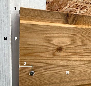 Isoleret anneks: Afstand mellem beklædningsbræt og hjørneliste i isoleret anneks Isoleret anneks: Afstand holdes på 1 cm mellem beklædningsbræt og hjørneliste i isoleret anneks